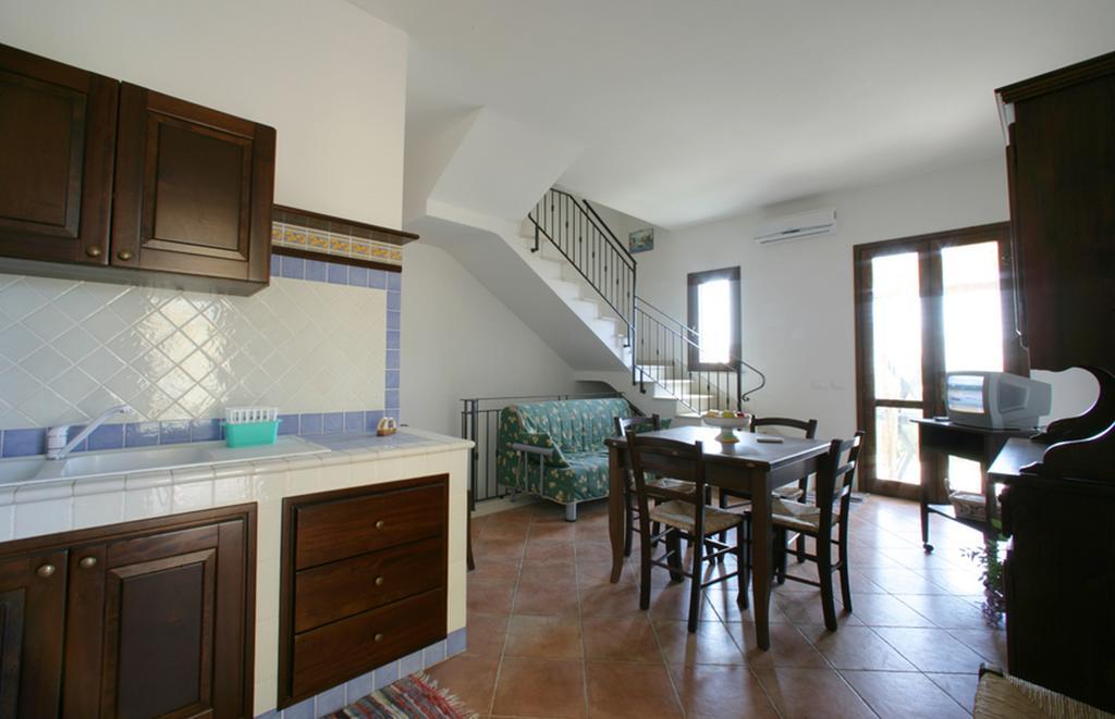 קוסטונאצ'י Villa Baia Di Cornino חדר תמונה